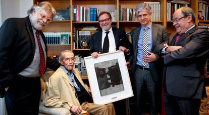 Joaquín Estefanía, Juan Luis Cebrián, Javier Moreno y Jesús Ceberio haciendo entrega del Premio a la trayectoria profesional a Jesús de la Serna.