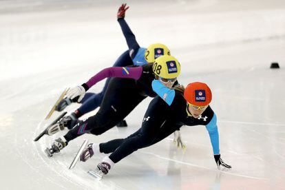 Jessica Smith, Katherine Ralston y Lana Gehring, durante la semifinal de los 1.500 metros de patinaje sobre hielo que se disputa en Utah 