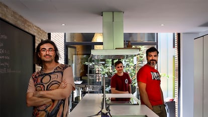 De izquierda a derecha, los miembros de The Game Kitchen Mauricio García, Miguel Moreno y Enrique Colinet, en la sede del estudio en Sevilla en julio.