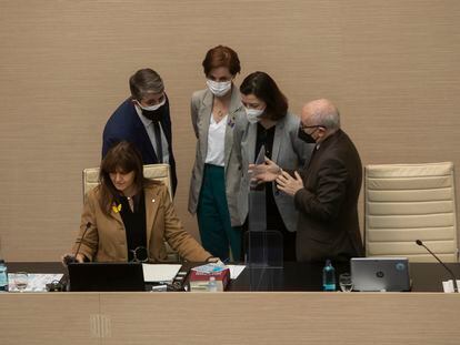Laura Borràs, en un momento del Pleno junto a las diputadas Anna Caula (ERC) y Eva Granados (PSC) y el secretario general Xavier Muro.