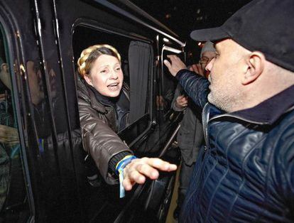 Timoshenko saluda a sus seguidores tras dejar el hospital de Járkov en el que estaba recluida.