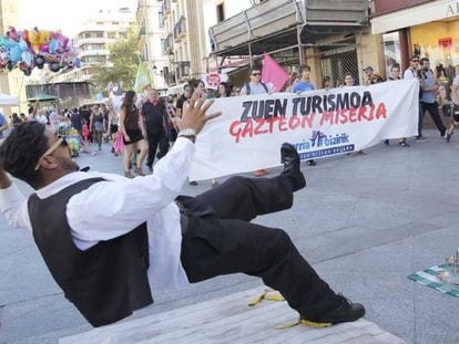 La manifestaci&oacute;n de Ernai a la entrada al Casco Viejo de San Sebasti&aacute;n.