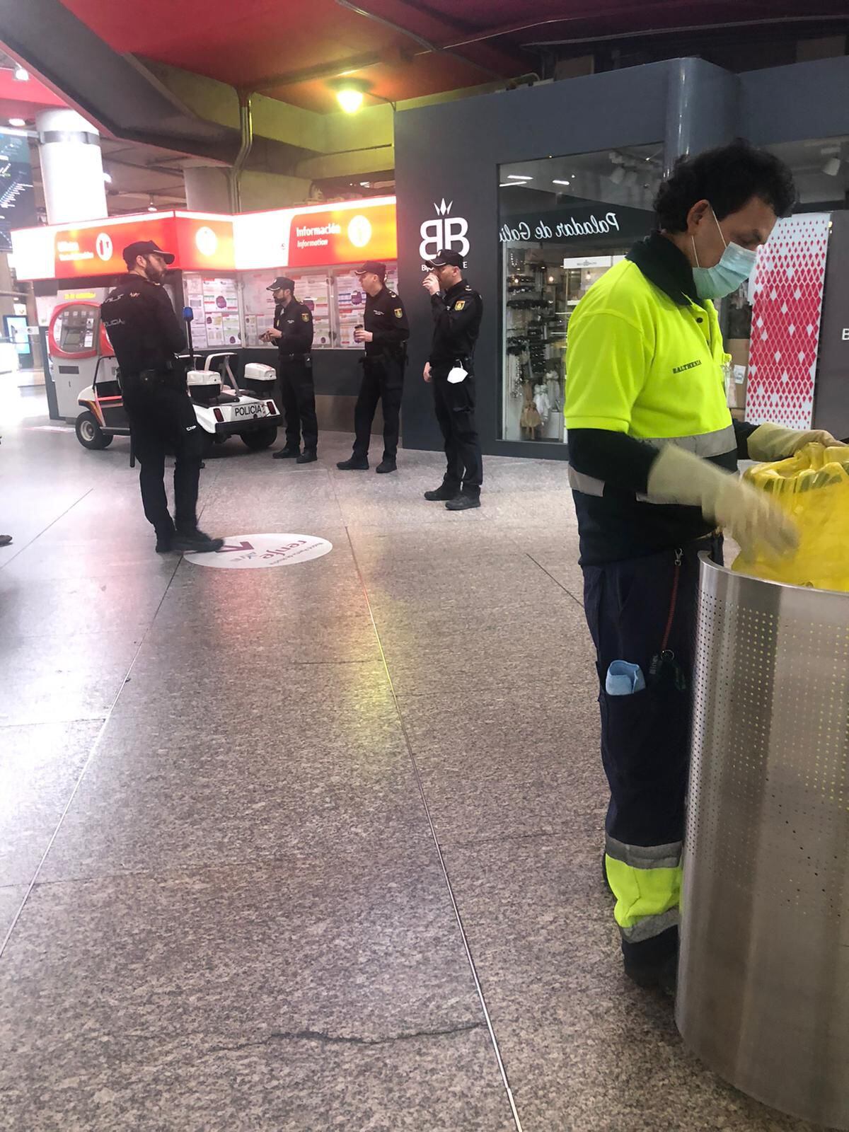 Policías sin mascarilla, en la estación de Cercanías de Atocha esta mañana. L. F.