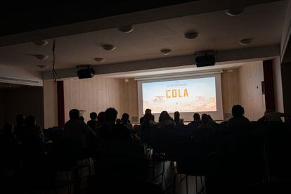 Proyección, durante este verano, de la película ‘Raya y el último dragón’ (2021), preparada para jóvenes en Aitona (Lleida) en la sala del edificio multifuncional donde mantendrán las sesiones de cine a partir de septiembre. Cortesía: Ayuntamiento de Aitona. 