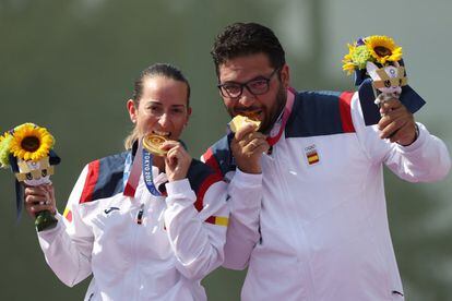 Los epañoles Fátima Gálvez y Alberto Fernández, con las medallas de oro en tiro olímpico mixto. Su victoria en la final les ha convertido en los primeros campeones de una prueba que se ha estrenado en el programa de los Juegos en Tokio y les ha confirmado como un equipo perfecto.