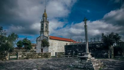 Vista de la parroquia de San Martiño de Cores, en Ponteceso, donde era párroco Luis Varela Rama, quien ha sido declarado padre de un vecino de 54 años que reclamó la filiación tras su fallecimiento.