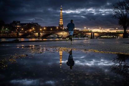 Un hombre practica deporte en una calle de París (Francia). El país registró 21.634 nuevos casos de coronavirus en las últimas 24 horas, periodo en el que, además, 292 personas murieron por la enfermedad, indicó este jueves Sanidad.