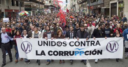 Unas tres mil personas se manifiestan en Murcia contra la corrupción.