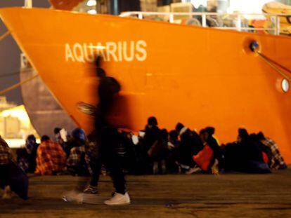 Desembarco de personas migrantes desde el barco de b&uacute;squeda y rescate MV Aquarius, administrado en colaboraci&oacute;n entre SOS Mediterran&eacute;e y M&eacute;dicos Sin Fronteras, a su llegada en Augusta, en la isla de Sicilia (Italia), el pasado 30 de enero. 