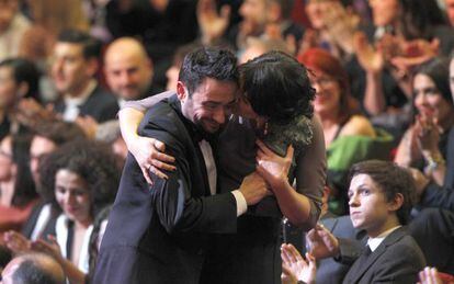 Juan Antonio Bayona entrega su Goya como mejor director a María Belón, la mujer que inspiró el papel de Naomi Watts en 'Lo Imposible'.