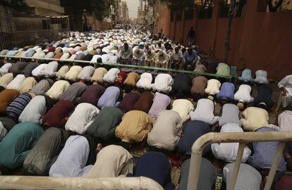 Musulmanes paquistaníes rezan durante el tercer viernes de oración del mes sagrado de Ramadán, en Karachi, Paquistán.