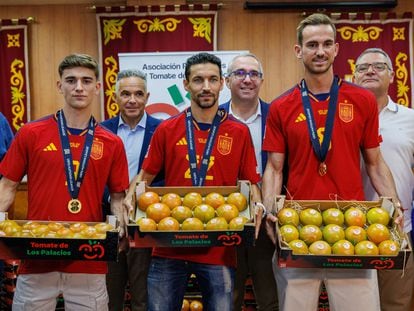 Gavi, Navas y Fabián, campeones con España, con cajas de tomates de Los Palacios. Los tres recibieron el homenaje de su pueblo.