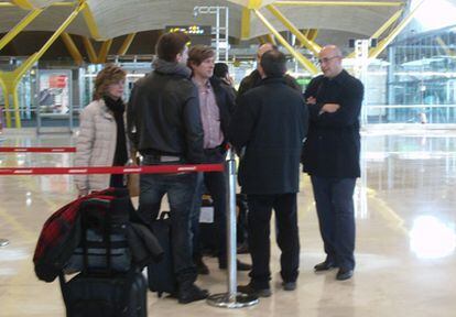 El juez de la Audiencia Nacional Santiago Pedraz (tercero desde la izquierda) en la T4 de Barajas, a punto de viajar a Irak.