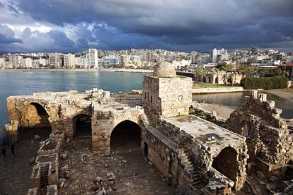 El sur del Líbano se considera prohibido por su asociación con Hezbolá, pero cuenta con miles de playas de arena, la arquitectura otomana y lugares ancestrales, como el Castillo de Sidón, levantado en el siglo XIII durante las Cruzadas.
