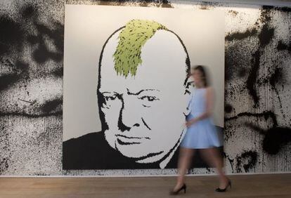 Churchill, visto por Banksy, en una de las obras que se expone, sin permiso del artista, en Londres.