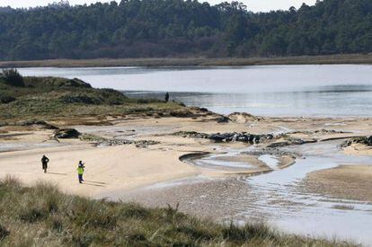 Canal natural que se abrió ayer en la laguna protegida de Valdoviño y que ha puesto fin al desbordamiento. / KIKO (EFE)