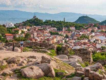 Vista de la antigua muralla y las colinas que rodean la ciudad de Plovdiv (Bulgaria).