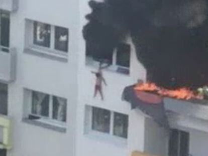 Una multitud salva a dos niños que saltaron desde un tercer piso para escapar de un incendio