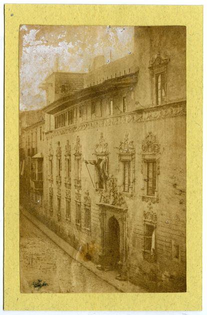 Una altra de les fotografies de 1856 de la façana, poc abans que l'enderroquessin en una de les primeres fotografies que es conserven de Barcelona.