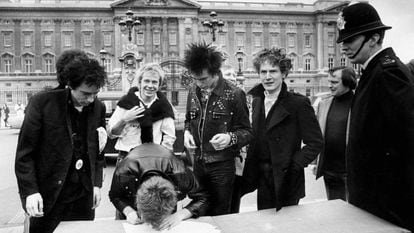 Sex Pistols firma en junio de 1977 un contrato discográfico en la calle, a las puertas del Buckingham Palace en Londres. De izquierda a derecha, Johnny Rotten (voz), Steve Jones (guitarra, firmando), Paul Cook (batería), Syd Vicious (bajo) y el cerebro de todo, el mánager Malcolm McLaren.
