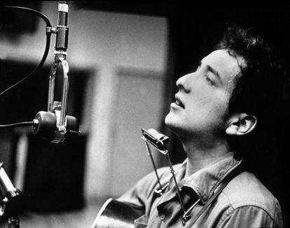 Bob Dylan durant l'enregistrament del seu primer disc a Columbia Studios (Nova York) el 1962.