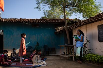Una profesora voluntaria enseña a un grupo de niñas en la aldea Nagoi Lafa, en el distrito de Korba, Chattisgarh (La India).