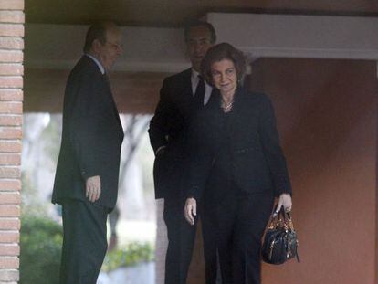 La Reina, acompa&ntilde;ada por el jefe de la Casa del Rey, Rafael Spottorno, a su salida del domicilio de la familia Marichalar en Madrid.