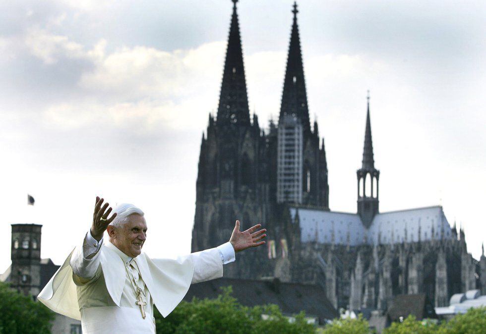 Benedicto XVI ante la catedral de Colonia (Alemania), en su primer viaje papal fuera de Italia, el 18 de agosto de 2005, donde se reunió con unos 400.000 peregrinos, en su mayoría jóvenes. La Jornada Mundial de la Juventud de 2005 había sido convocada por su antecesor, Juan Pablo II. 
