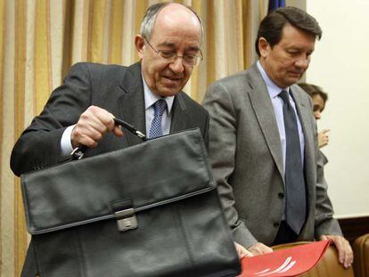El Gobernador del Banco de España,  Miguel Ángel Fernández Ordóñez, junto al diputado Antonio Gutiérrez, en el Congreso.