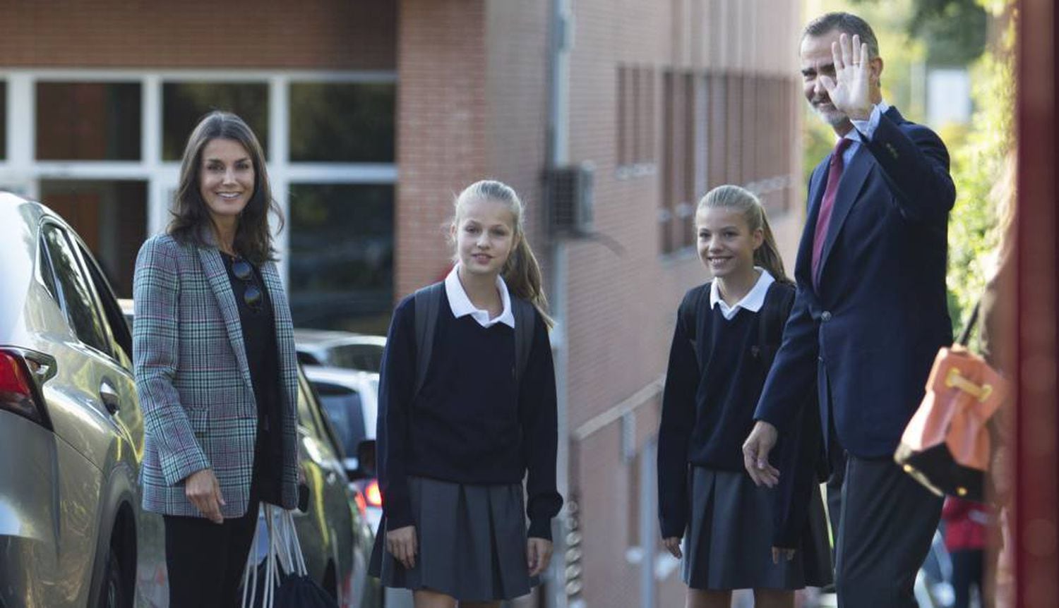 Los Reyes y sus hijas, Leonor y Sofía, en el colegio Nuestra Señora de los Rosales, en Madrid, el pasado curso escolar.