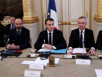 Emmanuel Macron, rodeado de parte de su Gobierno, consulta con cargos electos, sindicatos y patronal este lunes en París.