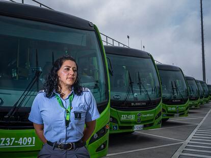 Alexandra Caballero, operadora de buses, en los patios de La Rolita en Bogotá, el 8 de noviembre del 2022.