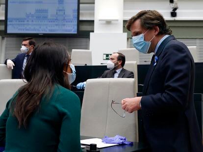 El alcalde de Madrid, José Luis Martínez-Almeida, conversando con la vicealcaldesa, Begoña Villacís, antes del pleno extraordinario de este viernes.