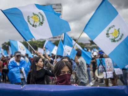 Guatemaltecos se manifestaron este sábado en contra del "golpe de Estado" denunciado por el presidente electo, Bernardo Arévalo de León.