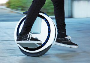 El monociclo 'Ninebot One' puede cargar 120 kilos y subir pendientes de hasta 20 grados, según su fabricante.