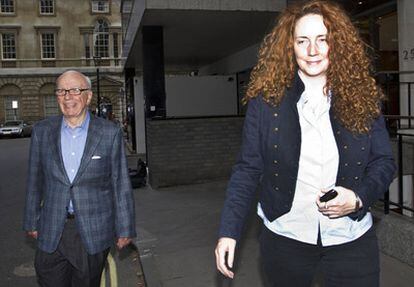 Rebekah Brooks a su salida de la residencia de Ropert Murdoch en el centro de Londres.