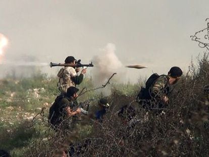 Opositores disparan un lanzagranadas cerca de Alepo.