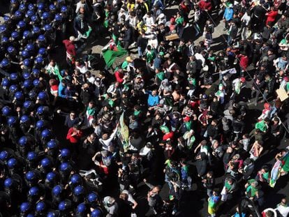 Antidisturbios tratan de frenar a los manifestantes en Argel.