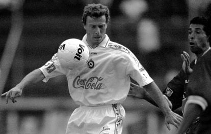 Emilio Butrague&ntilde;o durante un partido con el Atl&eacute;tico Celaya en 1998. 