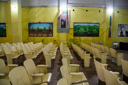 El auditorio del antiguo Casino Alemán, que todavía conserva las sillas de madera de inicios del siglo XX.