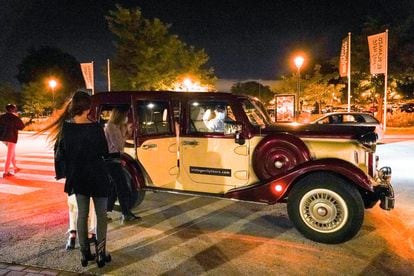 Las chicas se van del Hipódromo en un coche alquilado de Vintage City Tours.