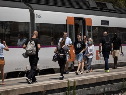 Un tren de Rodalies Renfe en la estación de Hospitalet de Llobregat, Barcelona, en una imagen de archivo.