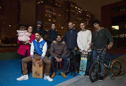 Integrantes de la asociación cultural Condesa de Venedito (Ciudad Lineal, Madrid) en las instalaciones deportivas El Mazo.