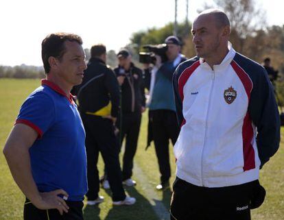 Granero charla con Onopko durante un entrenamiento del CSKA.