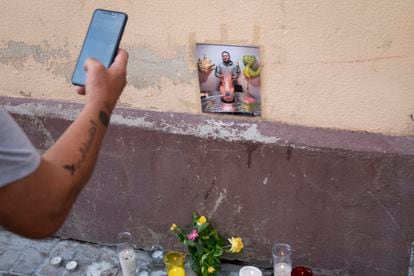 El lugar donde fue asesinado Rodríguez el pasado 18 de septiembre, con unas flores en recuerdo a la víctima. 

Foto: Gianluca Battista
