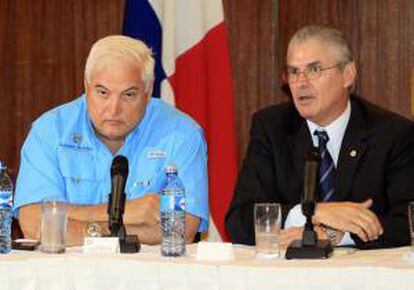 El presidente de Panamá, Ricardo Martinelli (i), y el presidente de la Cámara de Comercio de Panamá, Jaime Ford (d), asisten a una reunión con la junta directiva de ese organismo en Ciudad de Panamá. EFE/Archivo