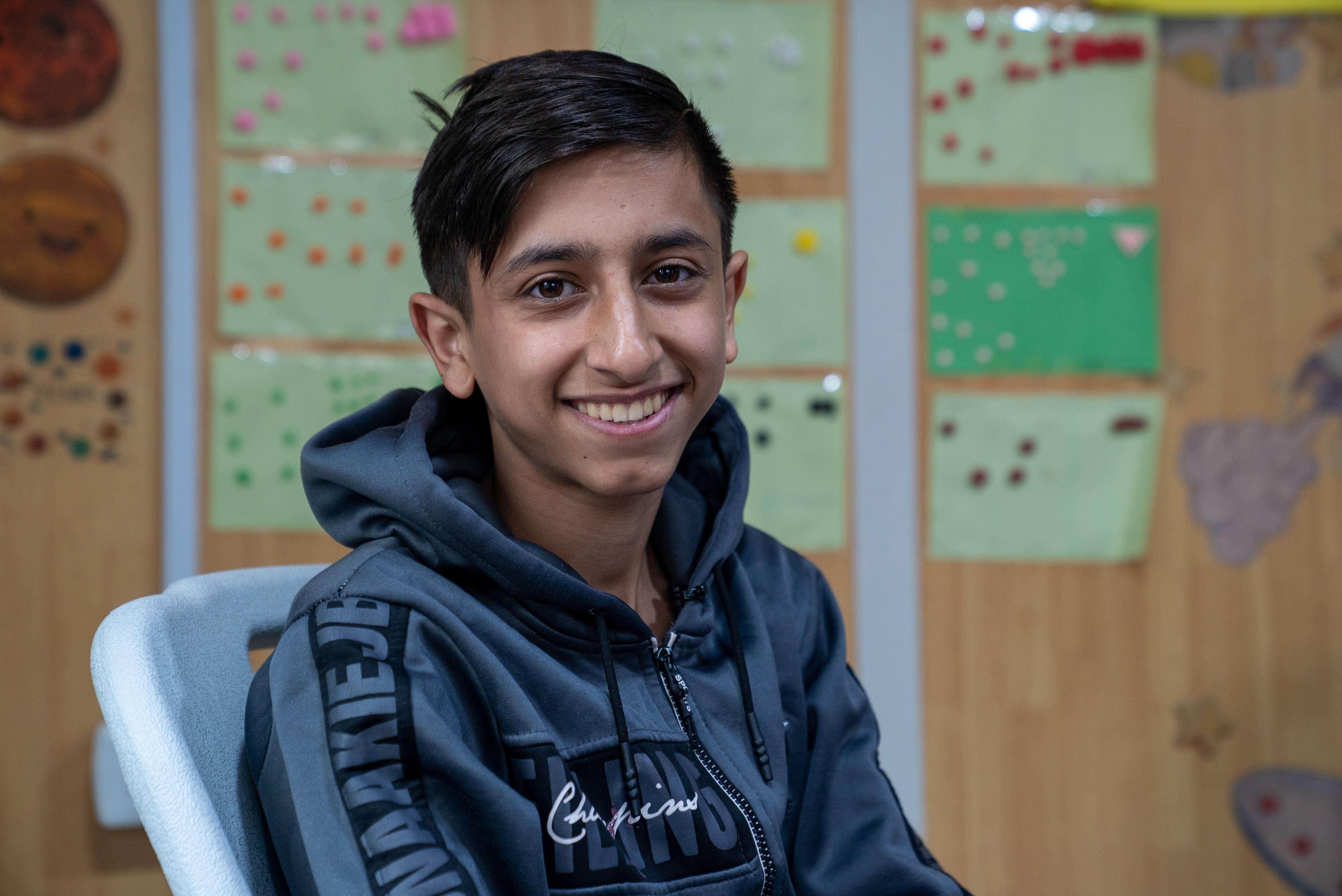 Ahmed Amir, de 16 años, que en 2013 sufrió una explosión en la ciudad iraquí de Mosul, sonreía el miércoles en la escuela del Hospital de Cirugía Reconstructiva de la capital jordana.