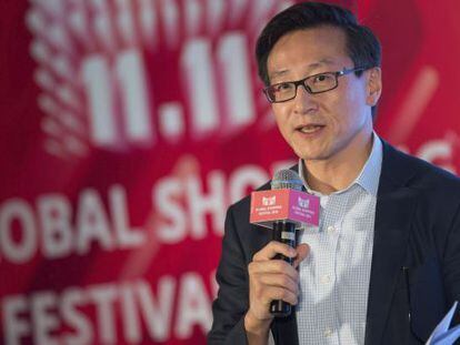 El vicepresidente del gigante chino del comercio electrónico Alibaba, Joe Tsai, da una rueda de prensa en la víspera de celebración del Día del Soltero, en Shenzhen (China).