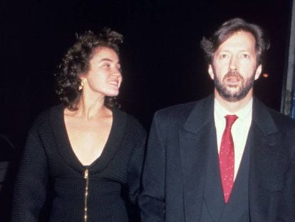 Lory del Santo y Eric Clapton tras cenar en un restaurante londinense a mediados de los ochenta, antes de tener a su hijo Conor. Pincha en la imagen para ver el vídeo de 'Tears in heaven'.