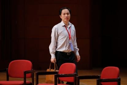 El científico chino He Jiankui, responsable del primer nacimiento de bebés modificados genéticamente, en un congreso en Hong Kong en 2018.
